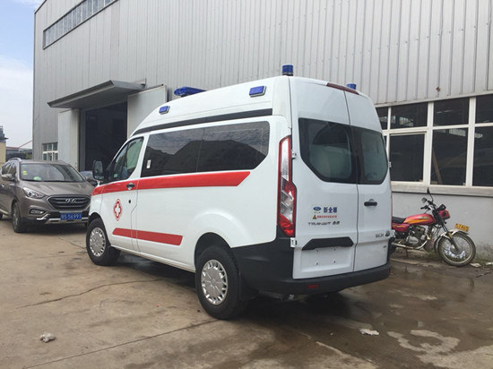 國六福特全順短軸中頂柴油版救護(hù)車